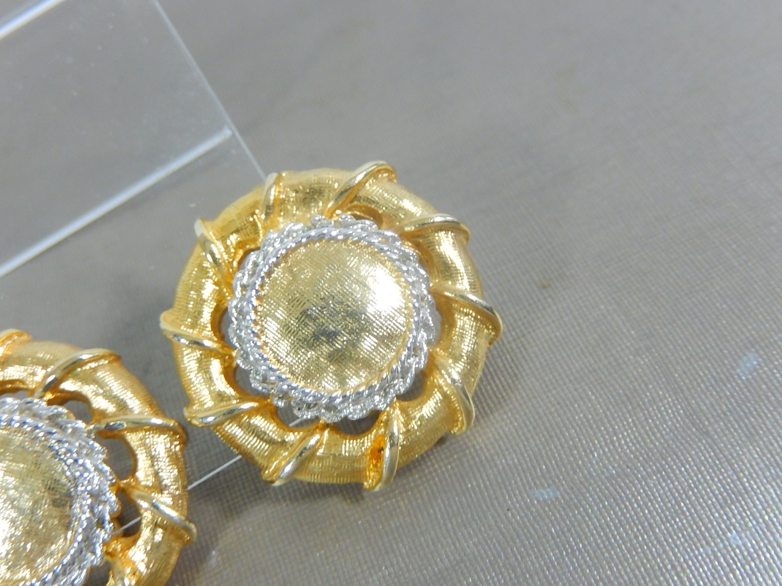 VTG SIGNED VENDOME TEXTURED 2 TONE LARGER ADJUSTABLE ELEGANT CLIP ON EARRINGS