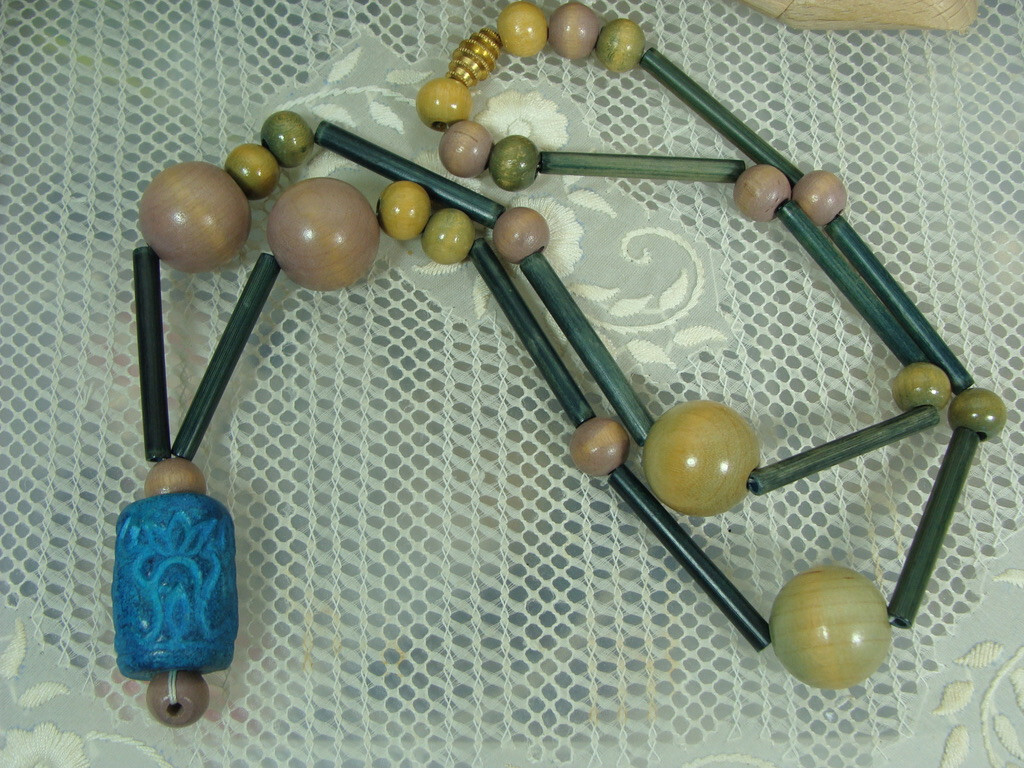 VTG Handmade Carved Tulip Flower Ceramic Bead Wood Tribal Bohemian Mod Necklace