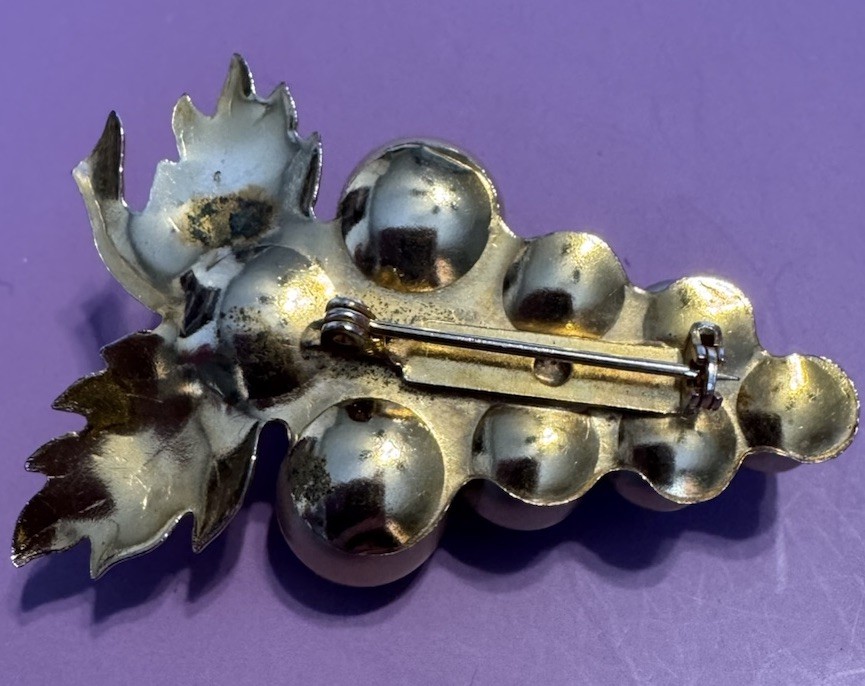 Vintage 1970’s Goldtone & Faux Pearl Bunch Of Grapes Brooch Pin 2”