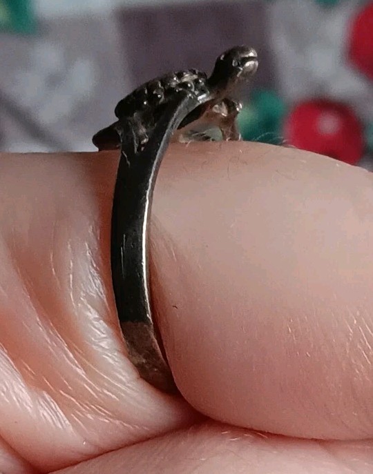 Vintage *Bent Band* Sterling Silver Onyx? Turtle Tarnished Ring Size 7.25