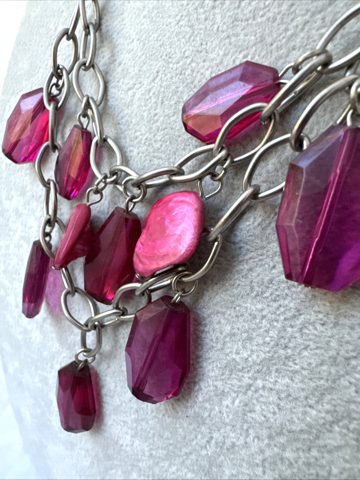 y2k 1990 2000s Modernist Metal Jewelry VTG Barbie Pink Magenta bright necklace