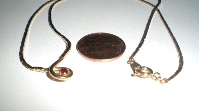 RETRO RED JEWEL GLASS RHINESTONE LOVE KNOT PENDANT 16″ GOLD CHAIN NECKLACE R564