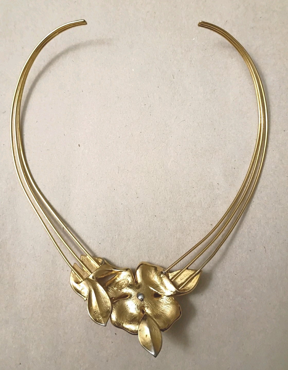 Vintage TRIFARI DOGWOOD FLOWER Choker Necklace Off White/ Cream Enamel Gold Tone
