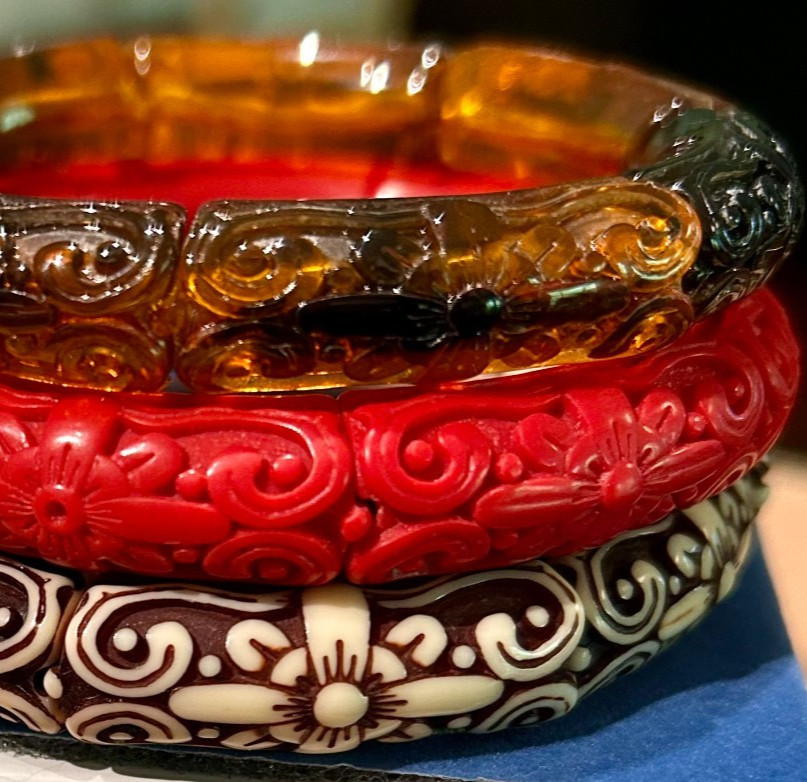 AVON Vintage Bangle Bracelet Set 3 Carved Acrylic Cinnabar Amber Cream Color NIB