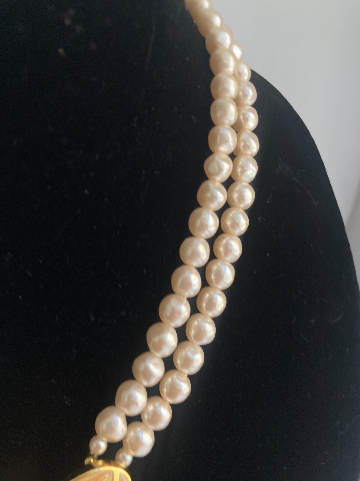 VINTAGE SIGNED K.J.L. FOR AVON FAUX PEARLS WITH ENAMEL BUTTERFLY 18″ NECKLACE