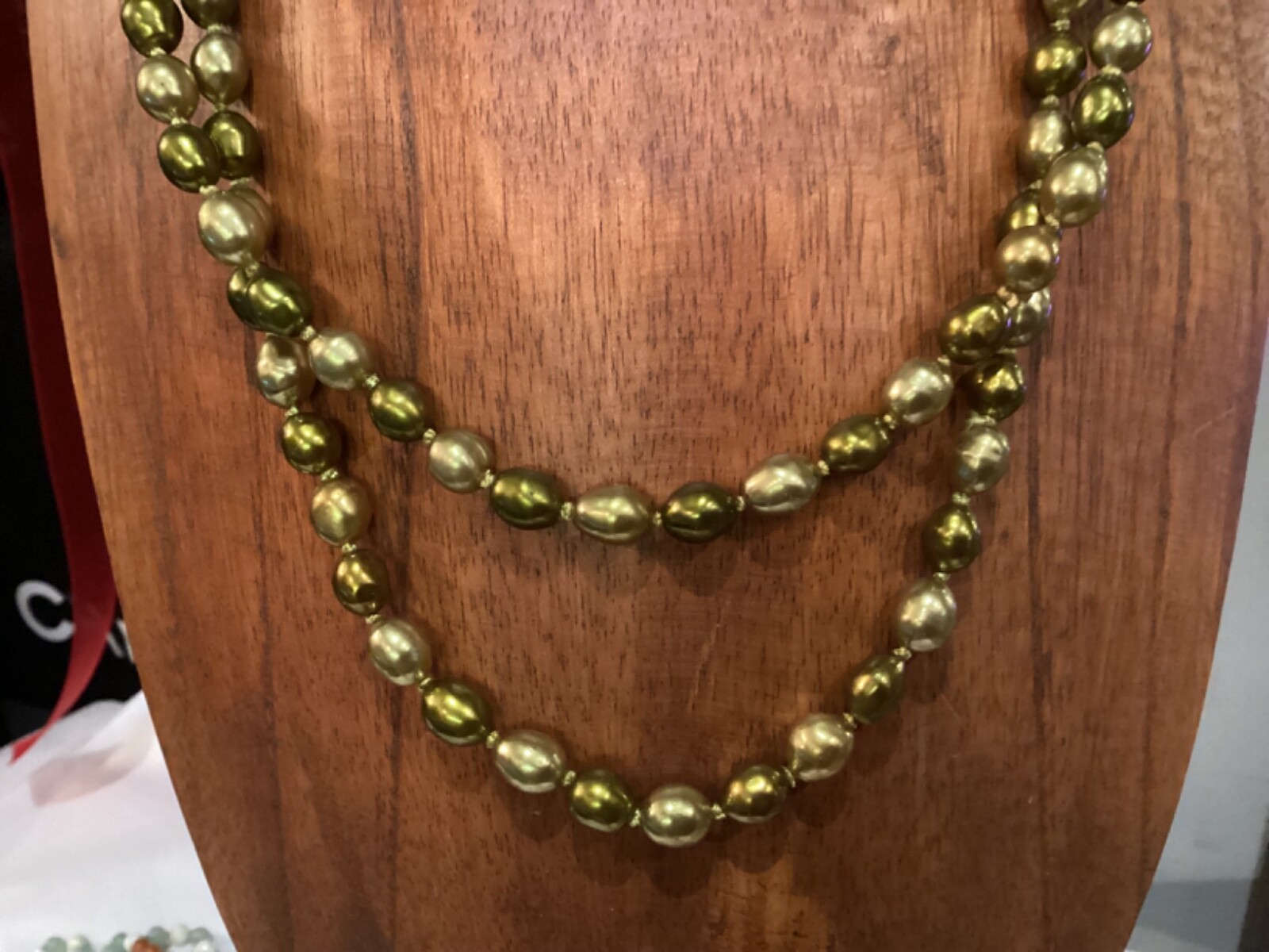 VINTAGE AUTHENTIC HAND KNOTTED OLIVE GREEN NATURAL PEARLS UNIQUE CLASP NO RES