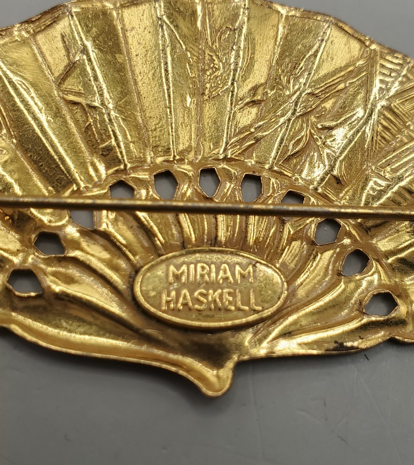 MIRIAM HASKELL Signed Vintage Gold Tone Fan Brooch 2.5″ + Gift Box
