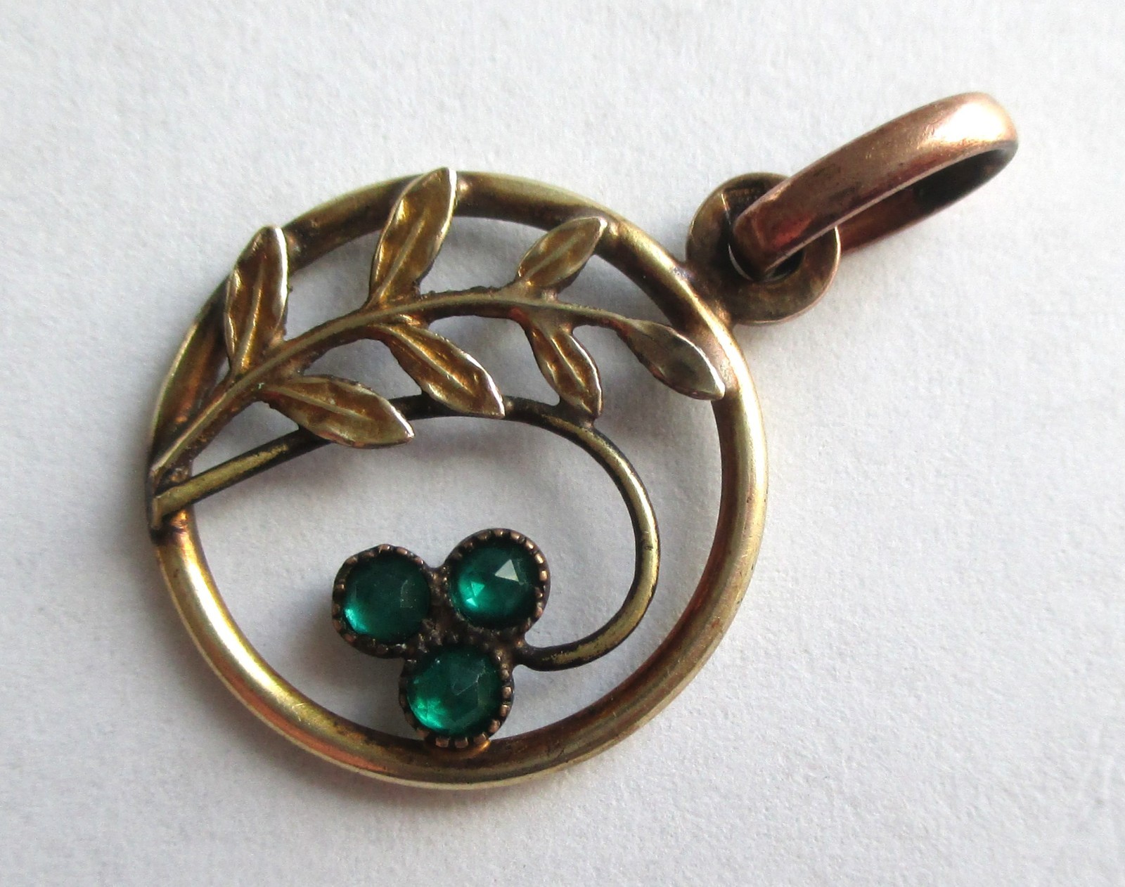 ANTIQUE VICTORIAN GOLD WASH FLOWER ROSE CUT GREEN RHINESTONE PENDANT CHARM