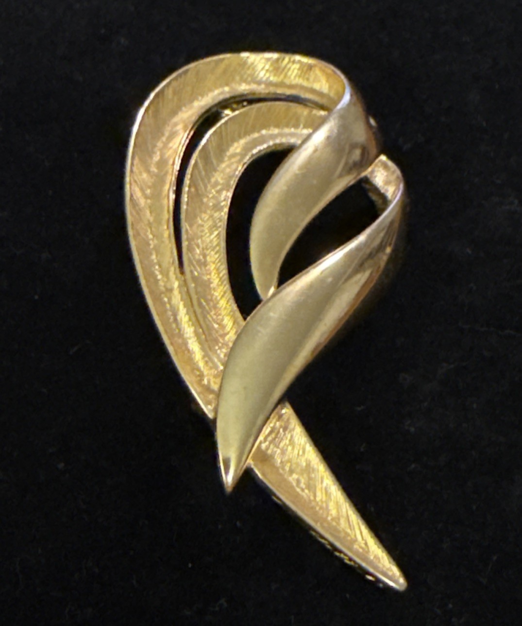 Vintage Gold Tone Modernist Swirl Ribbon Brooch Pin Abstract Statement