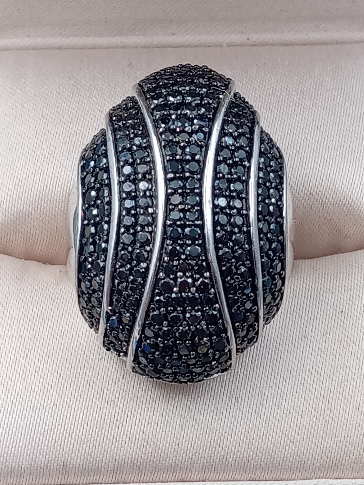 DISTINCTIVE Sterling Silver Ring w. Small Black Faceted Stones: Size 7 & 8 grams