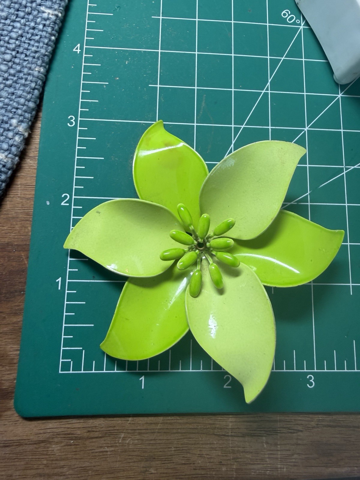 Rare Retro Lg Hippy MCM 60’s Lime Green Enamel Metal Flower Brooch Bead Center