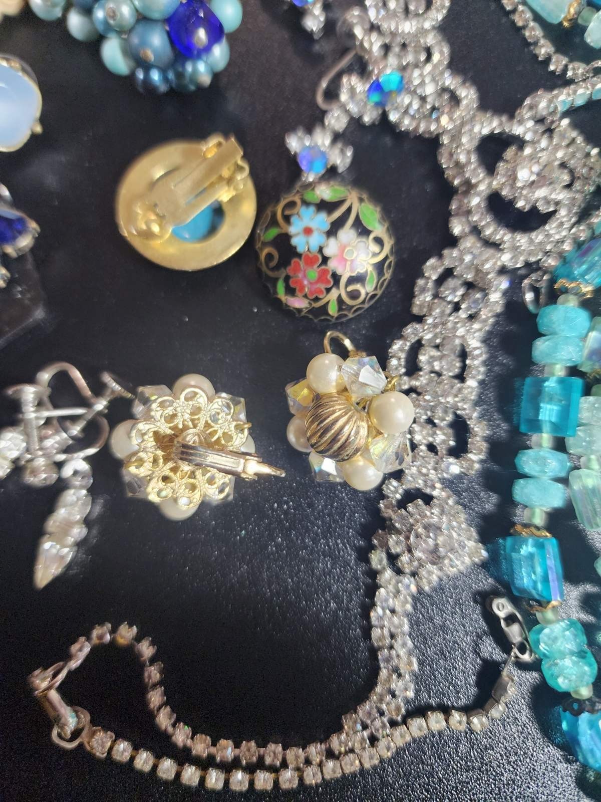 Vintage jewelry set of 26 in vintage purse