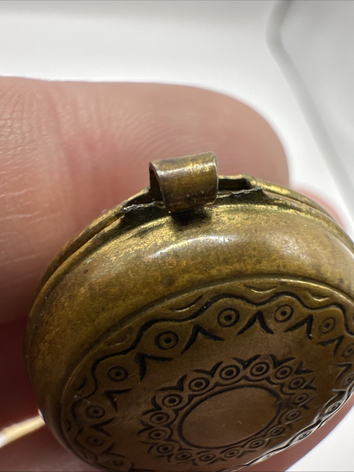 Vintage Antique Ornate Small Etched Brass Locket/Hinged Case – BROKEN BAIL