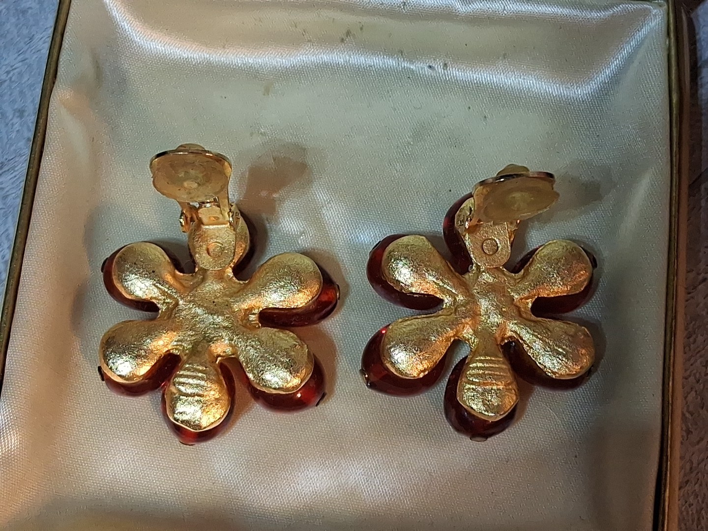 Vintage Red & Green Gripoix Glass Gold Flower Clip-On Earrings Stunning!