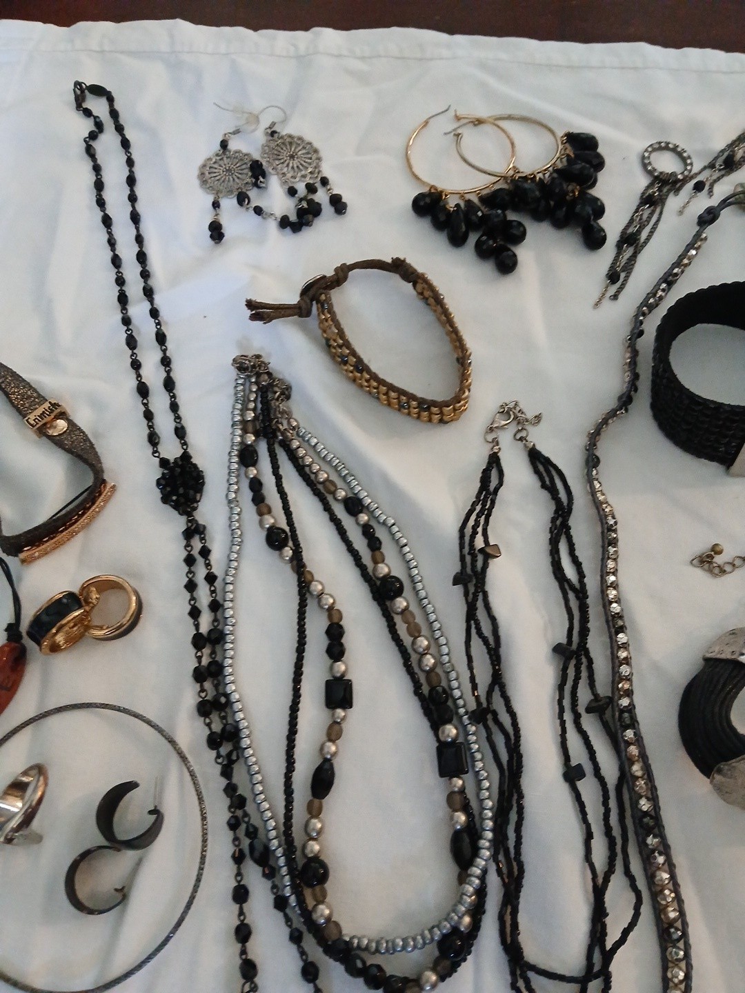 21 Pc jewelry lot Womens Fashion Necklaces Rings Bracelets Earrings Brooches