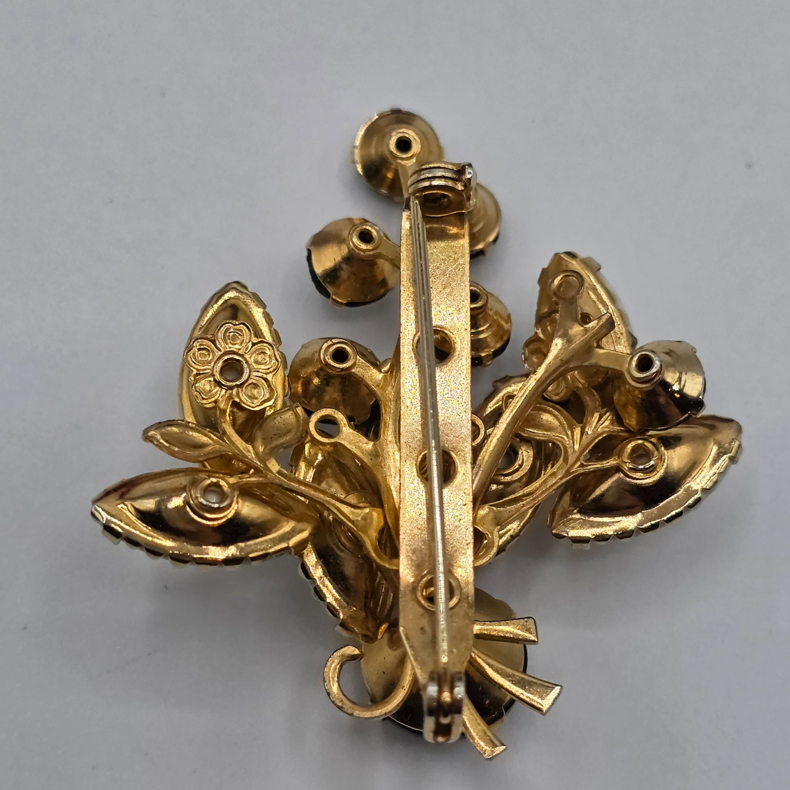 Vintage Art Deco Brooch White Black Stone Gold Tone Floral Bouquet Pin Jewelry