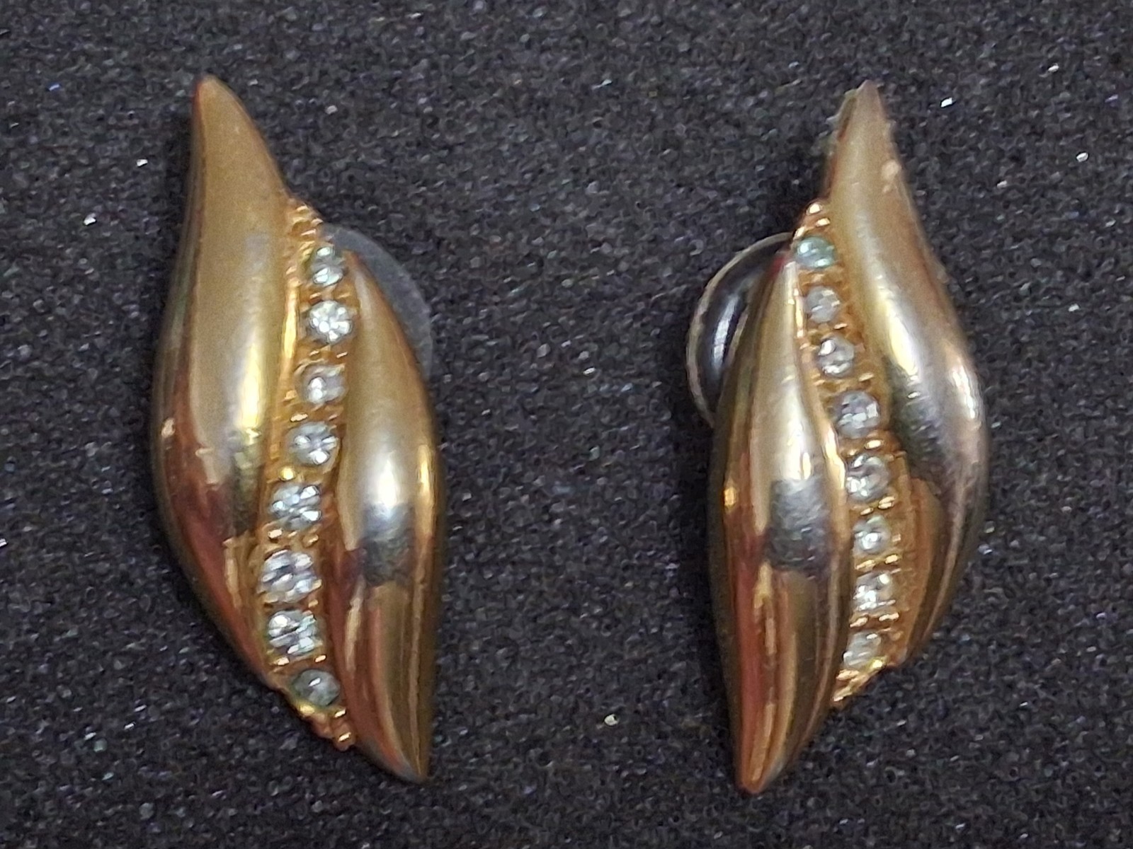 Vintage curved rhinestone accent earrings polished gold tone s