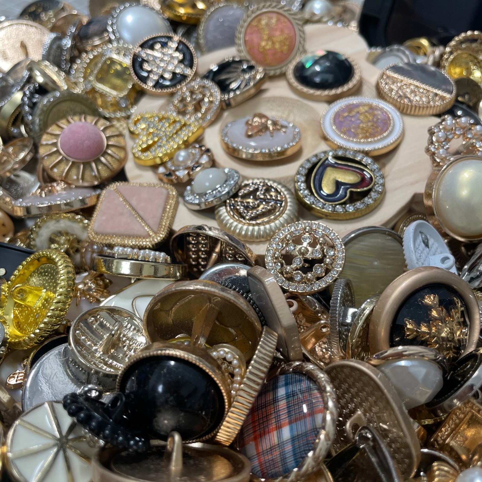 50pcs Vintage Look Buttons Lot 1cm to 2.5cm Mixed Sizes Colors Collectible Craft