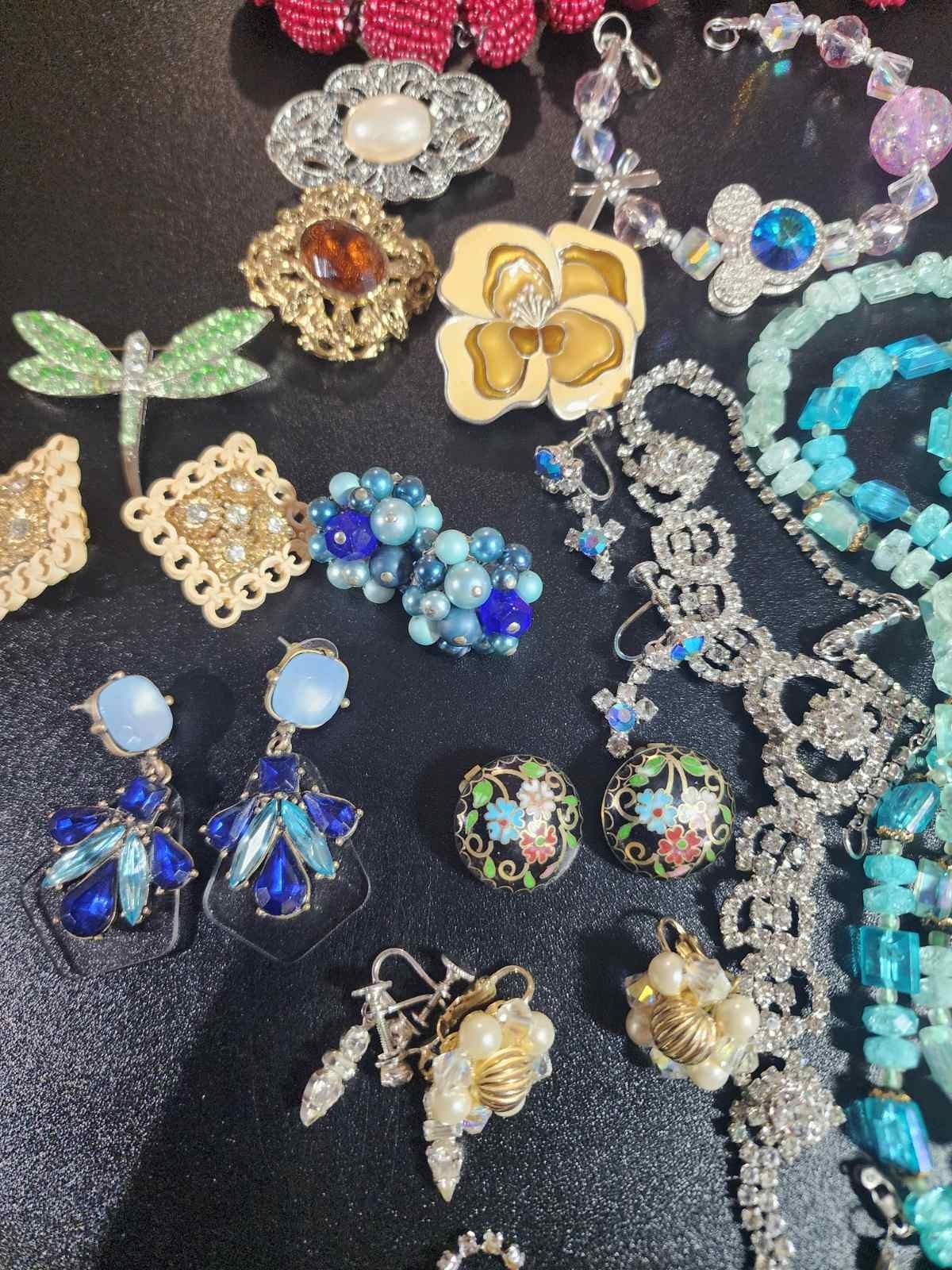 Vintage jewelry set of 26 in vintage purse