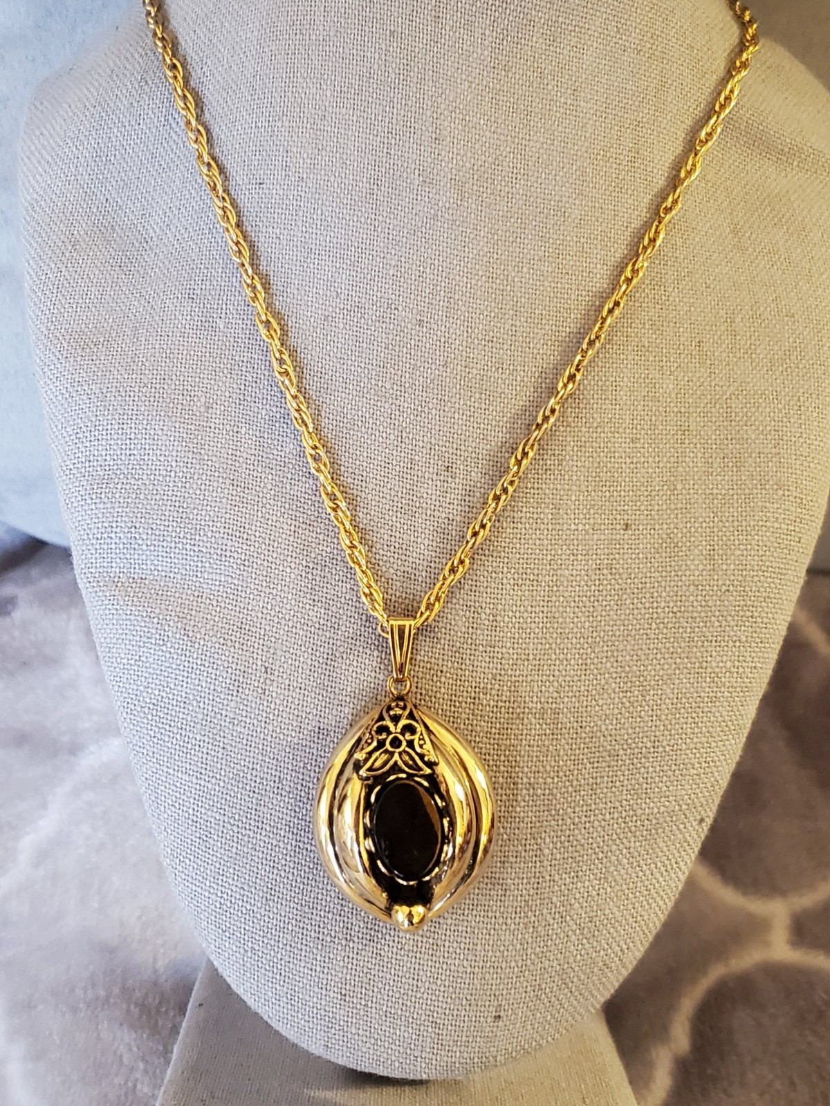 Vintage Glass Cabochon Gold Tone Pendant Necklace Wheat Chain