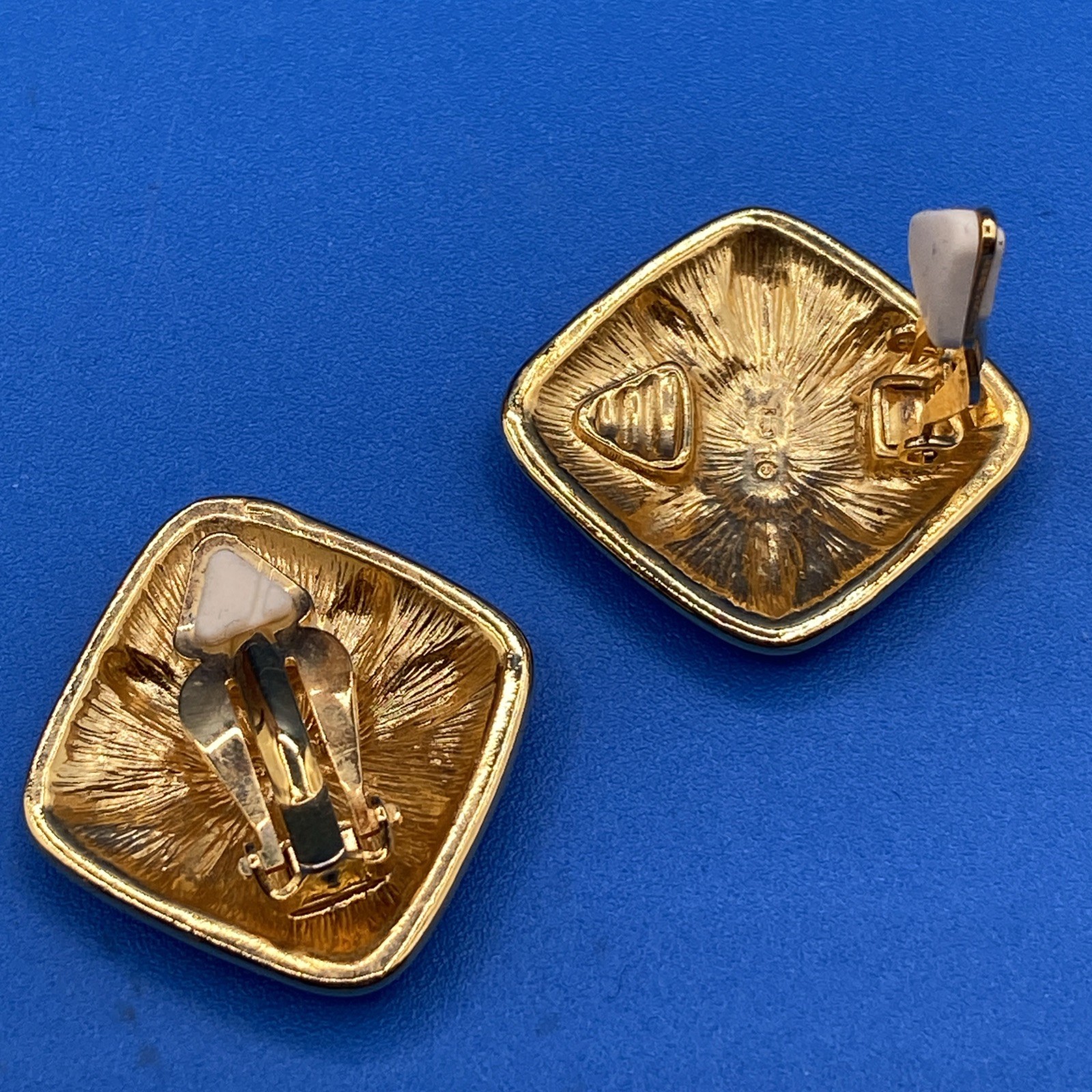 Liz Claiborne Vintage 1980s 1990s EARRINGS clip-on SUNFLOWERS goldtone squares