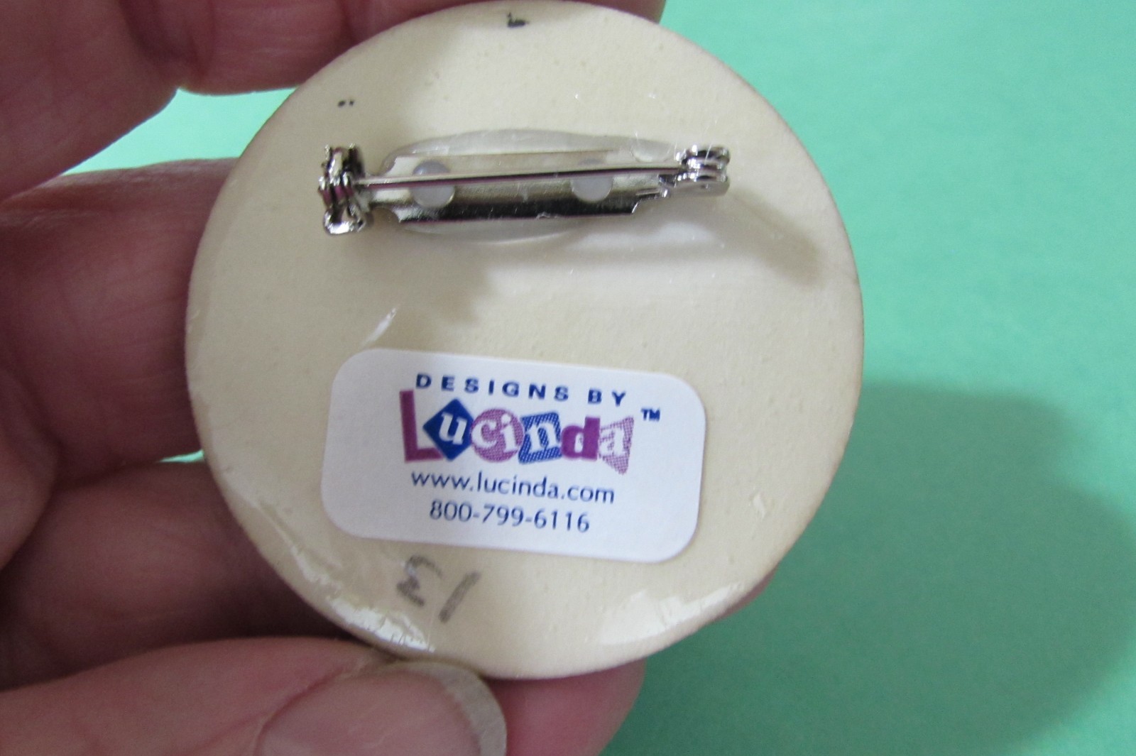 Vintage DESIGNS BY LUCINDA resin black almost 2″ round broach brooch pin