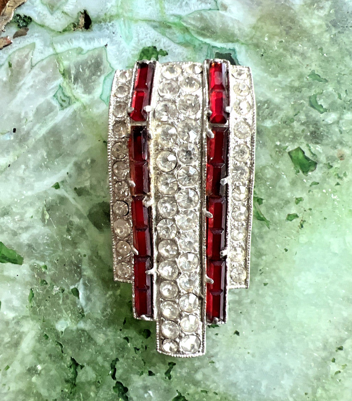 VINTAGE 1930’s 40’s CLEAR and RUBY RED RHINESTONE FUR CLIP 1 3/4″ long x 1″ wide