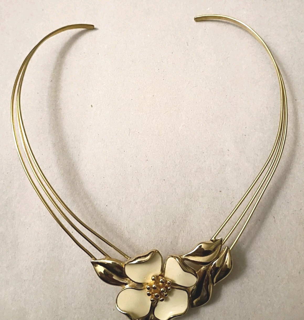 Vintage TRIFARI DOGWOOD FLOWER Choker Necklace Off White/ Cream Enamel Gold Tone