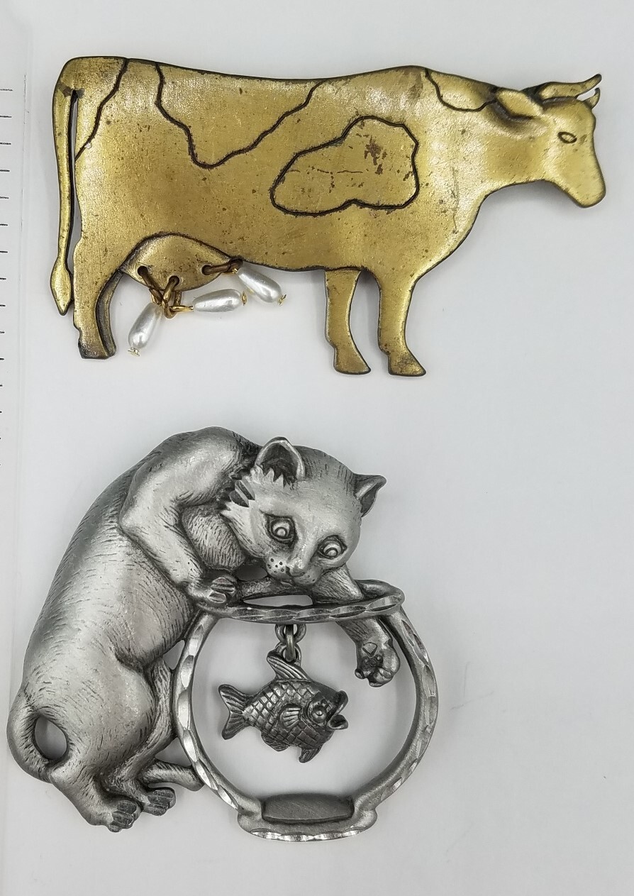 Set of 4 JJ Jonette Brooches Cat Catching Fish, Cow, Bunnies, Casa House – READ