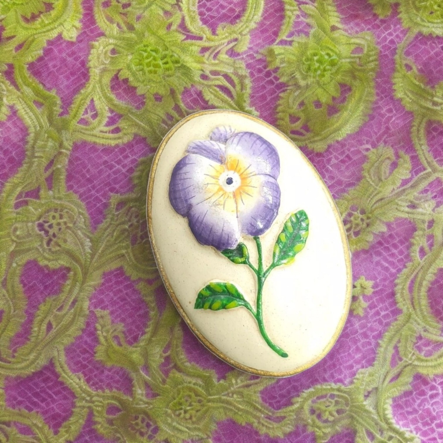 Vintage Pansy Flower Brooch Pin Oval Purple Cream Gold Tone 1-3/8″ Green