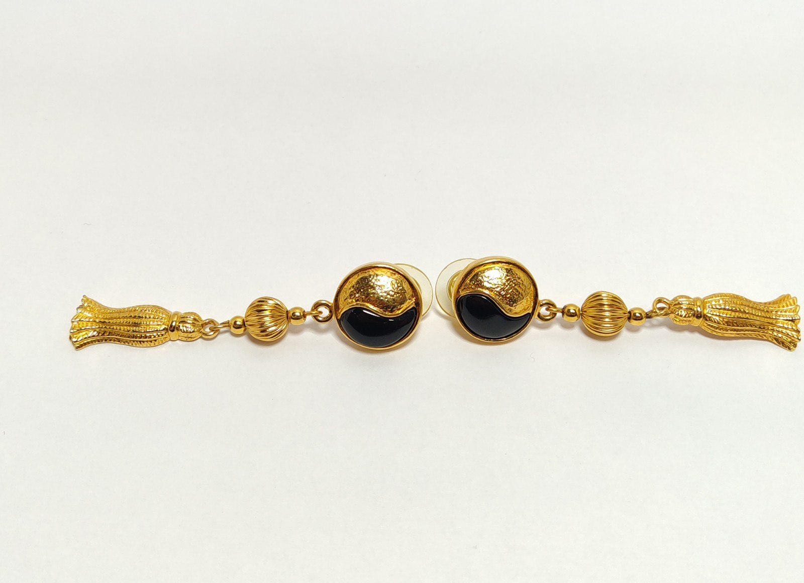 Elegant Vintage signed AVON Long Drop Dangle Gold Tone Earrings w/Black Enamel