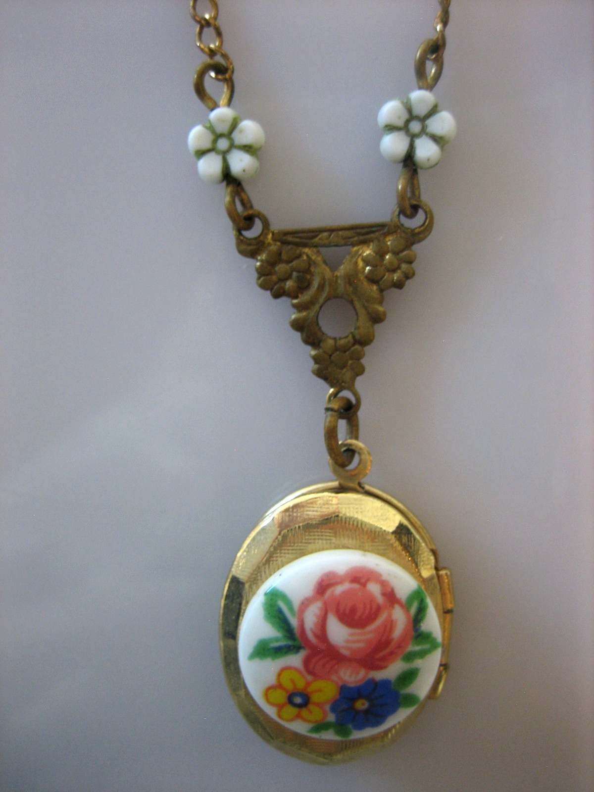 Vintage Gold Tone Floral Porcelain Photo Locket Pendant Chain Necklace