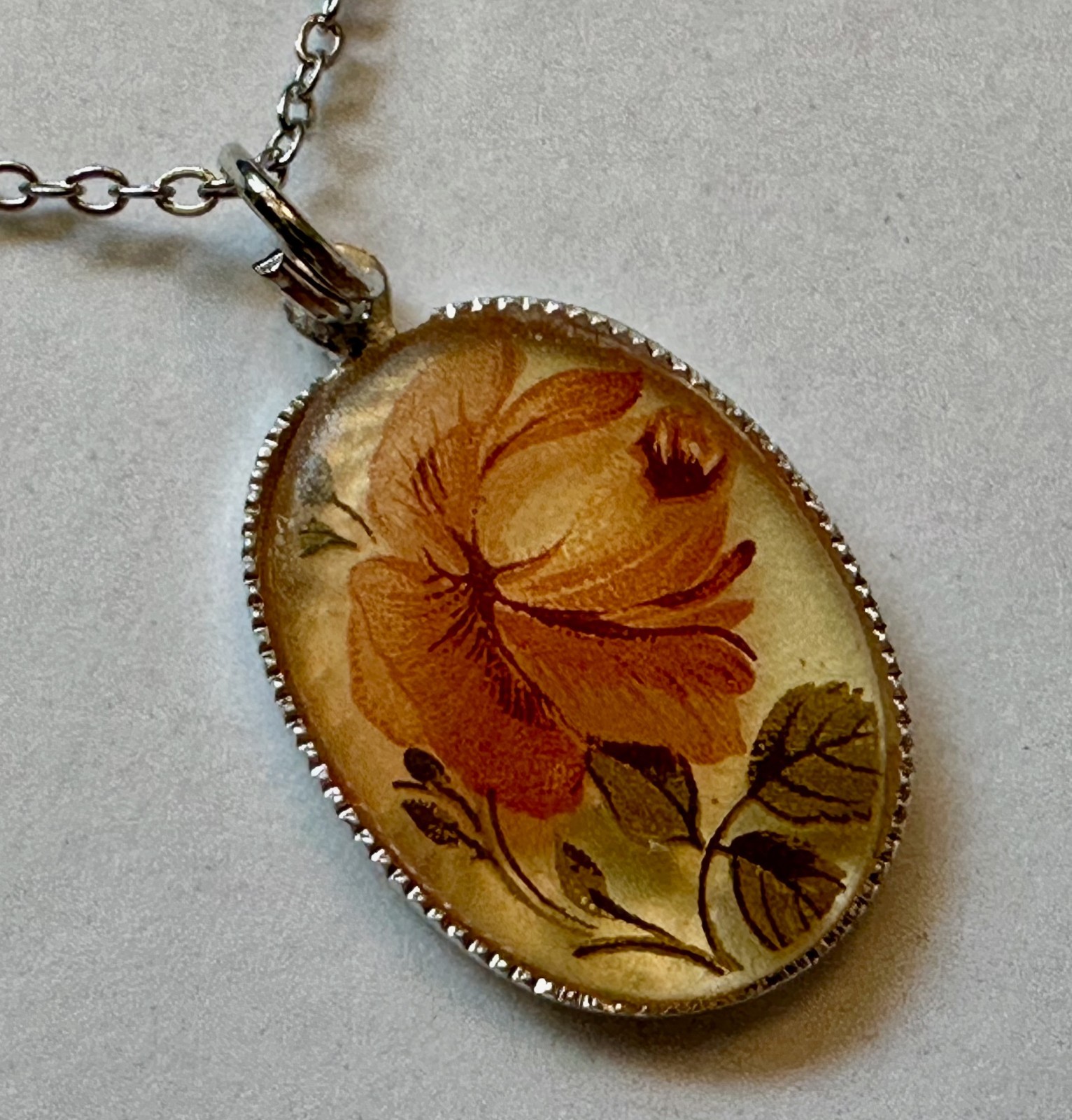 VINTAGE FLOWER CABOCHON OVAL CHARM PENDANT 3/4 OF 1″ NECKLACE 18″