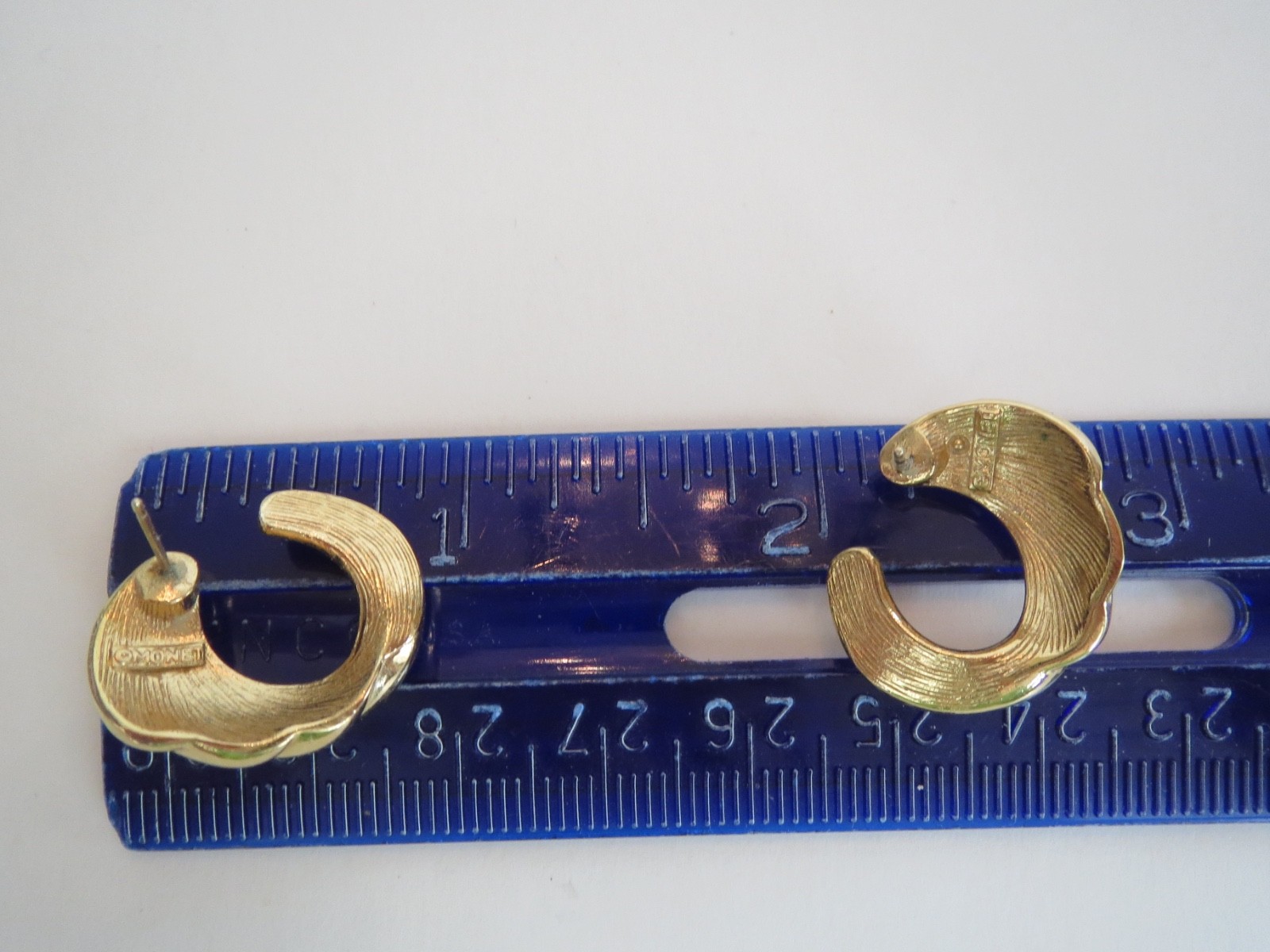MONET Signed Yellow Gold Tone Swirl Design Stud EARRINGS 7/8″ by 7/8″