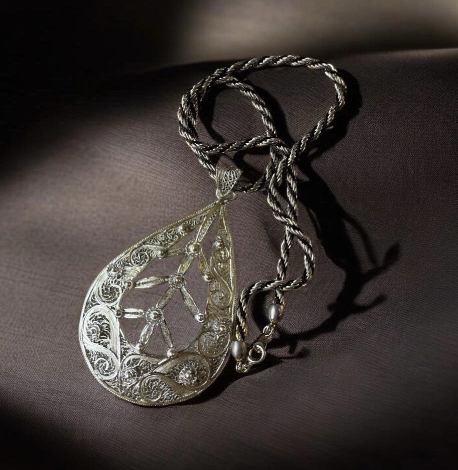 Vintage 1970s Cannetille Filigree 3.5” Pendant Twisted Rope Chain 18” Necklace