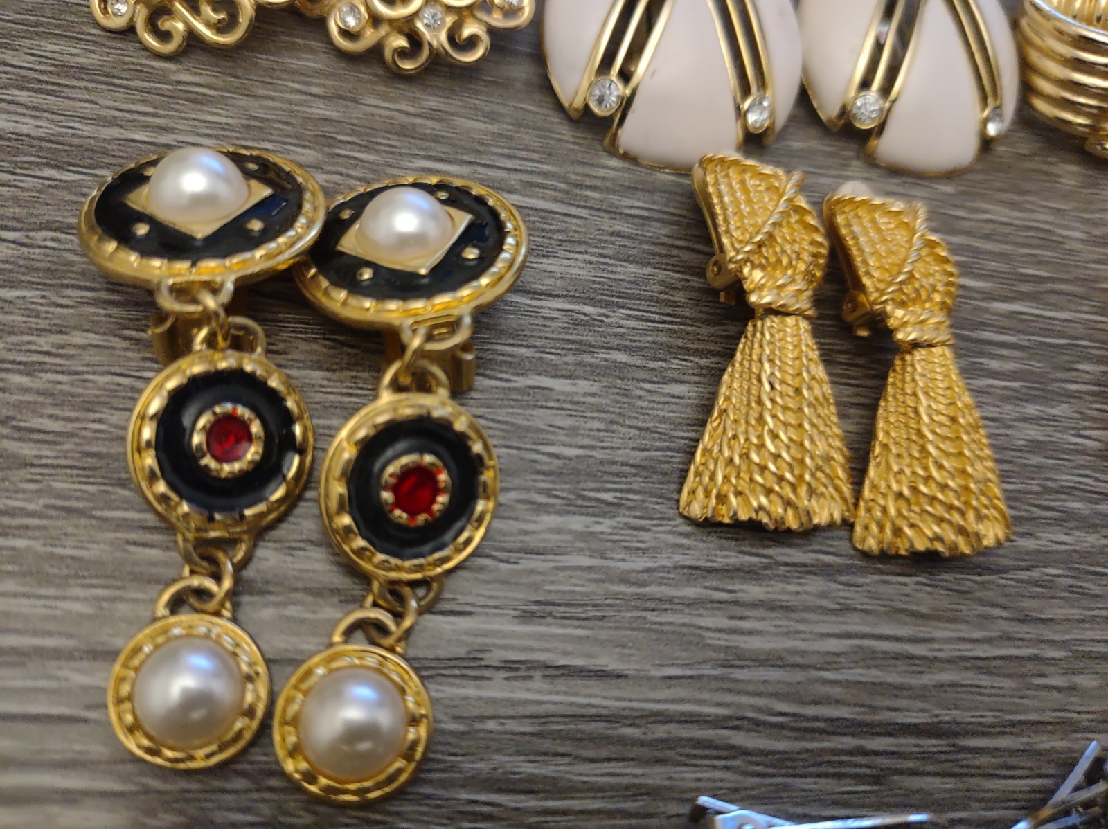 Estate Lot Costume Fashion Clip On Earrings Lot 20pr Mod Gold Tone Pretty Mix