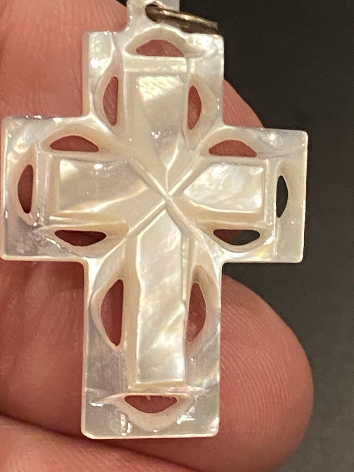 Beautiful Vintage Carved Mother of Pearl Cross Pendant 1.52gr