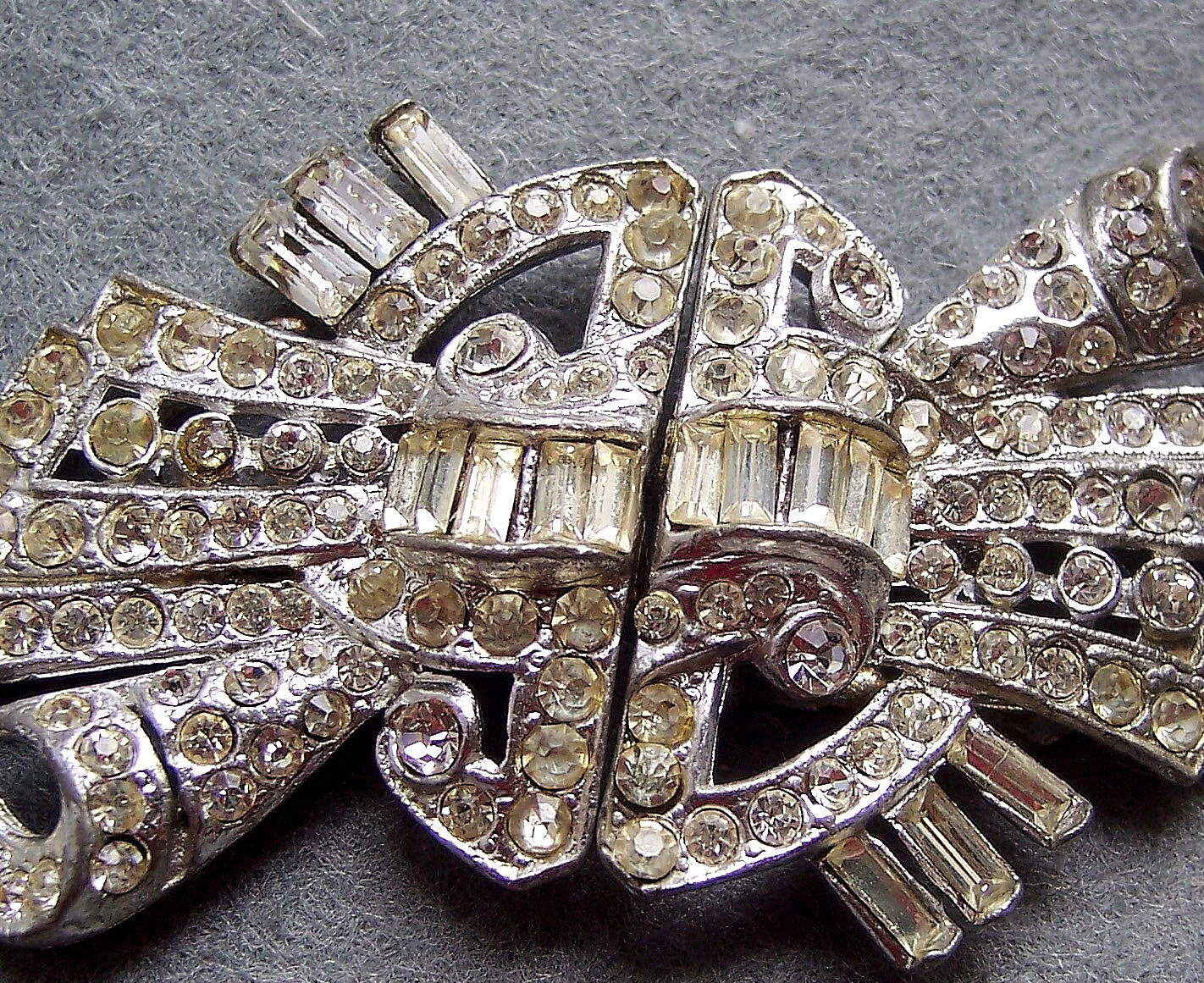 Art deco dress clips duette CORO white metal rhinestone asymmetric design (AAG)