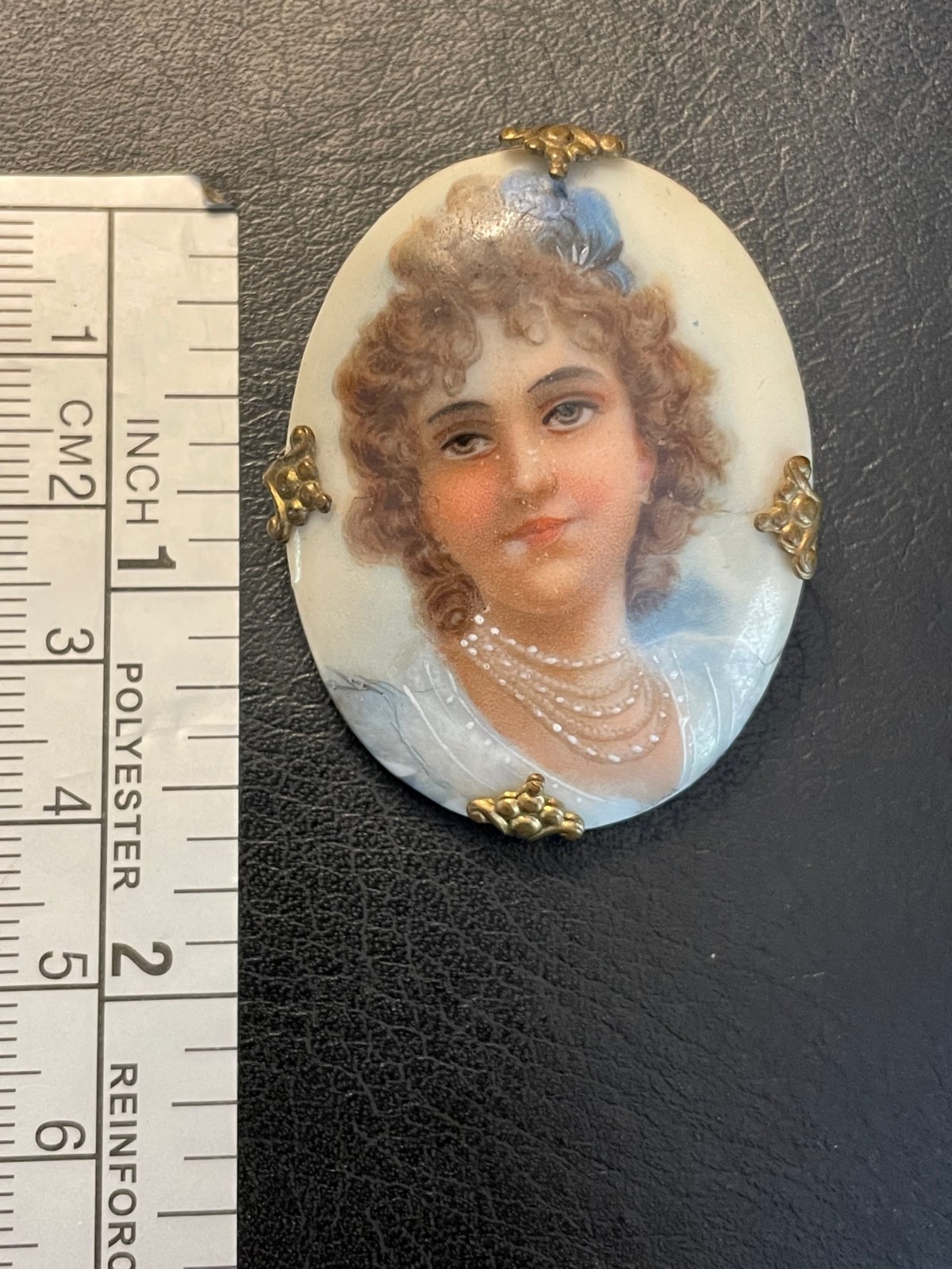 ANTIQUE ART NOUVEAU HAND PAINTED PORCELAIN PORTRAIT BROOCH Pretty Girl w/ Pearls