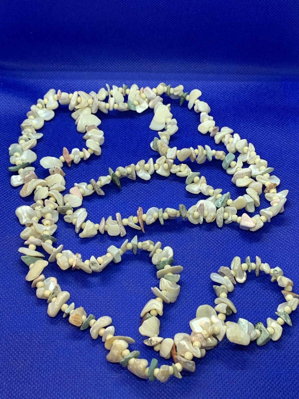 Vintage Women’s Mother-Of-Pearl Beaded Rock and Shell Strand Necklace