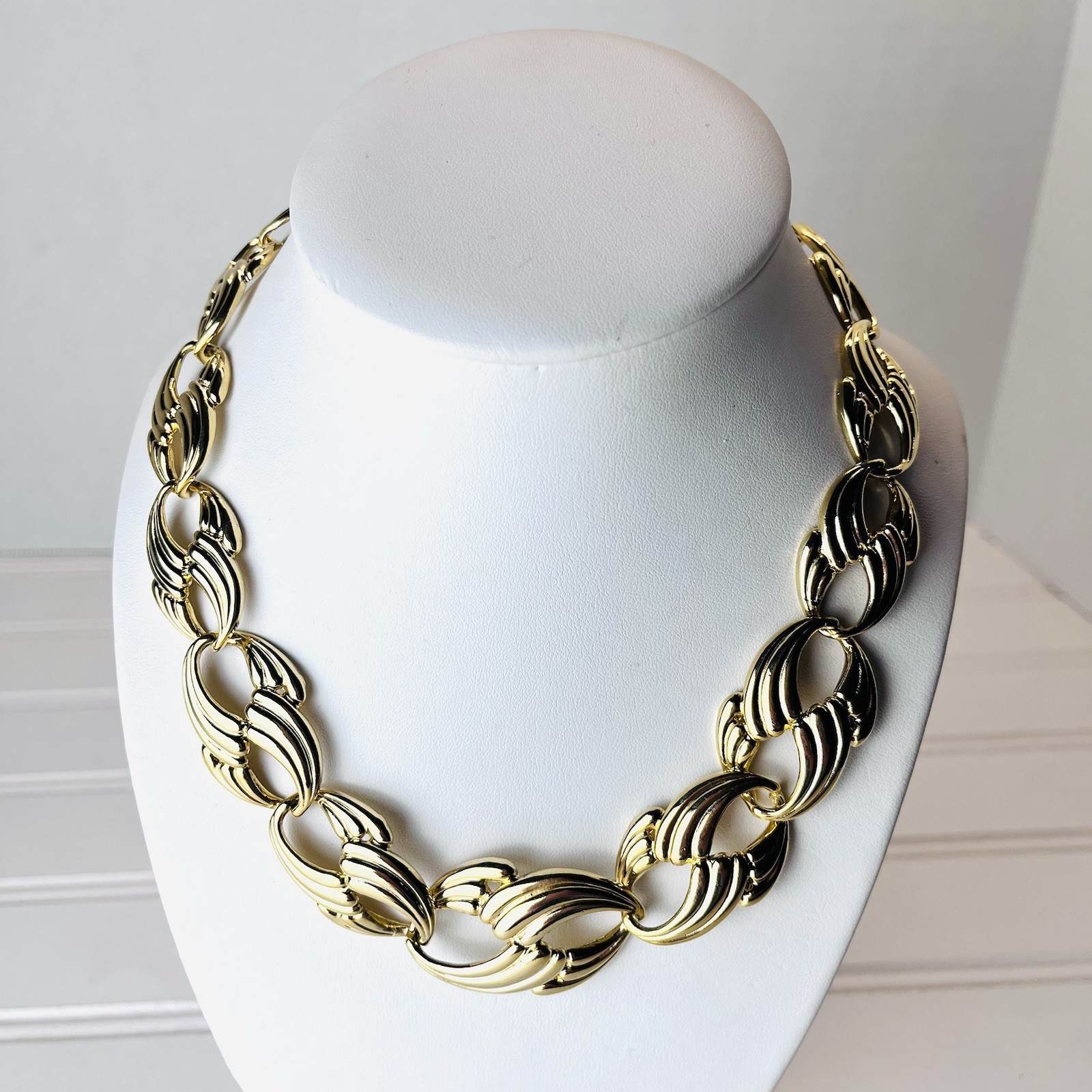 Vintage Bold Gold Tone Oval Wave Links Necklace – Circa 1990s -Retro Classic
