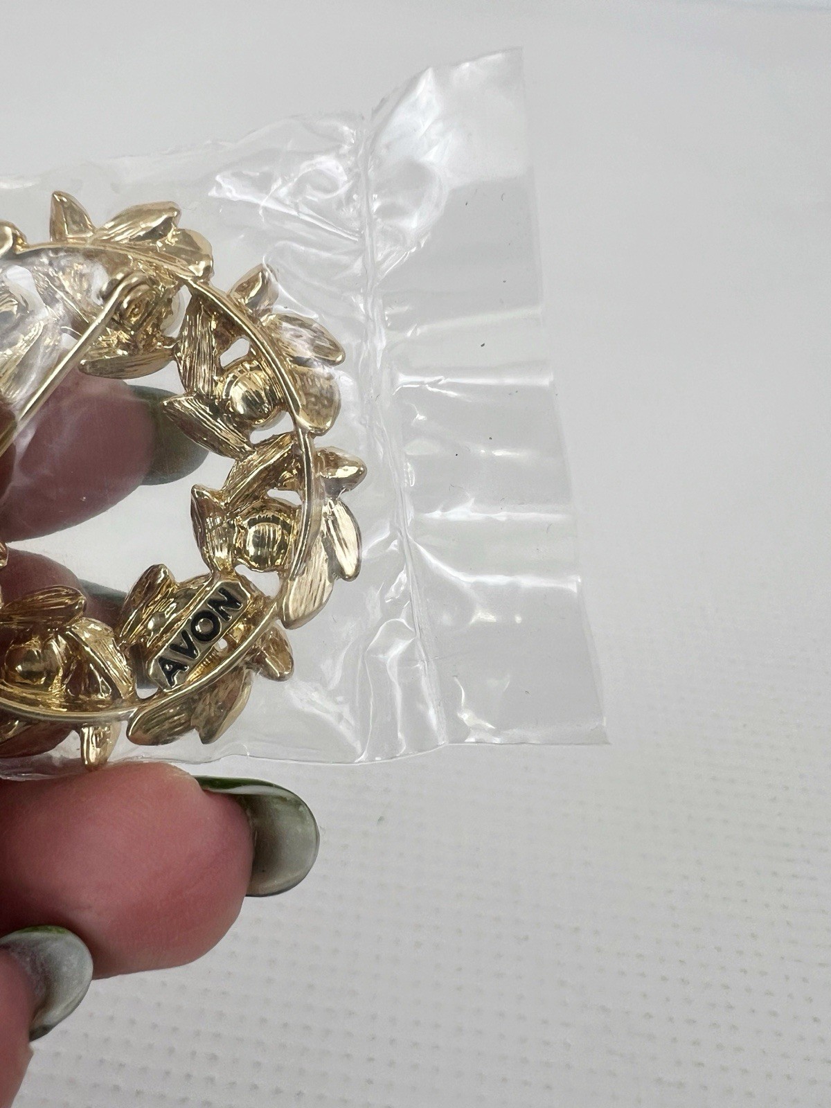 Vintage 1971 Avon Evening Creation Faux Pearl & Leaves Wreath Circle Pin Brooch