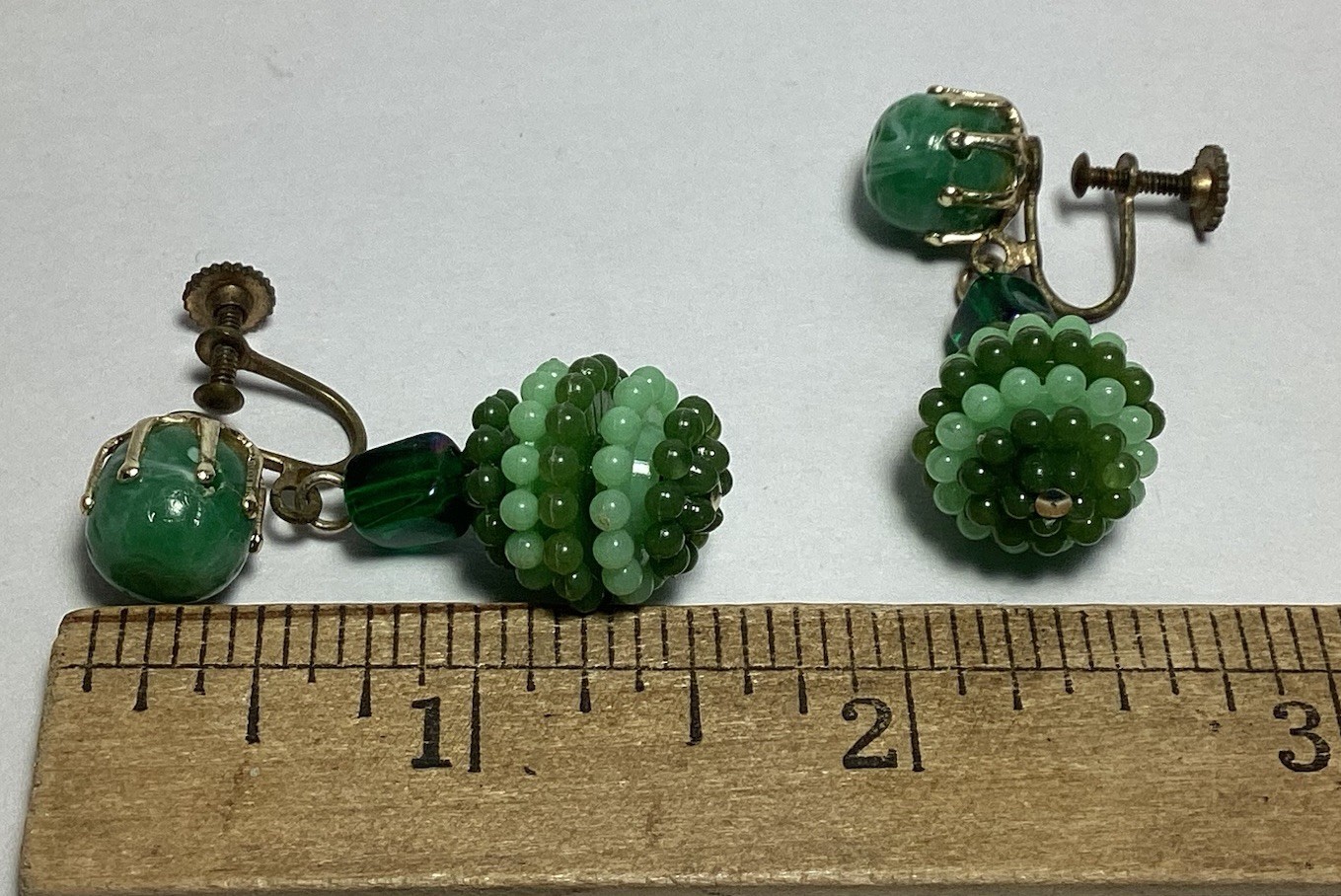 AWESOME VTG MOD PAIR OF GREEN DROP DANGLE CLIP-ON EARRINGS JAPAN GLASS PLASTIC
