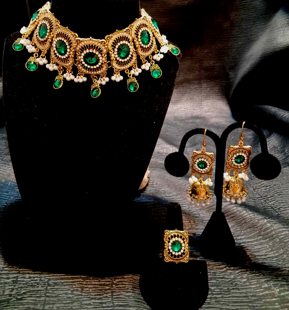 VINTAGE STYLE EMERALD & CLEAR CRYSTAL NECKLACE, EARRINGS & RING.