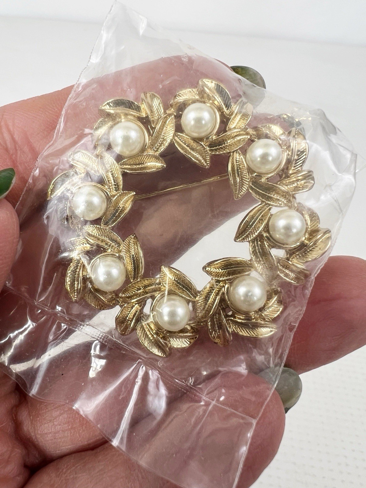 Vintage 1971 Avon Evening Creation Faux Pearl & Leaves Wreath Circle Pin Brooch
