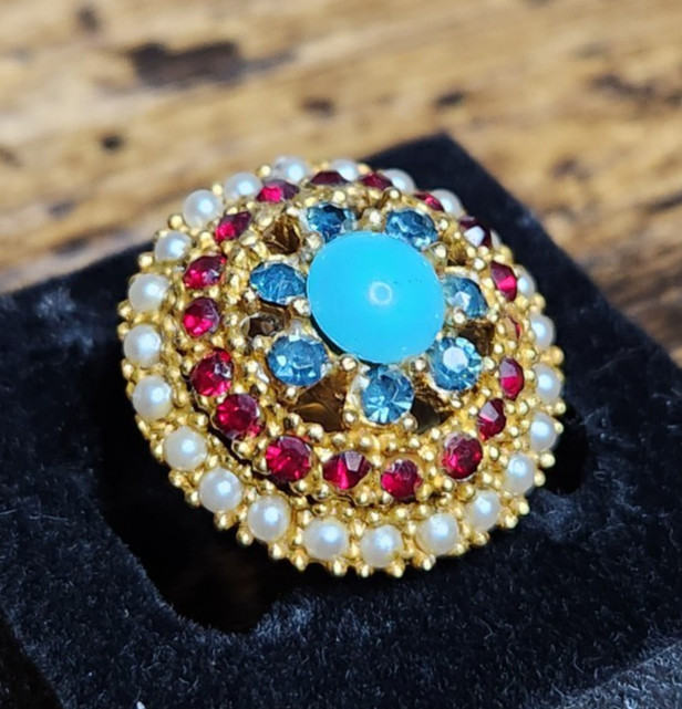 BEAUTIFUL VINTAGE (ART) SIGNED BROOCH AND CLIP-ON EARRINGS SET GOLD TONE