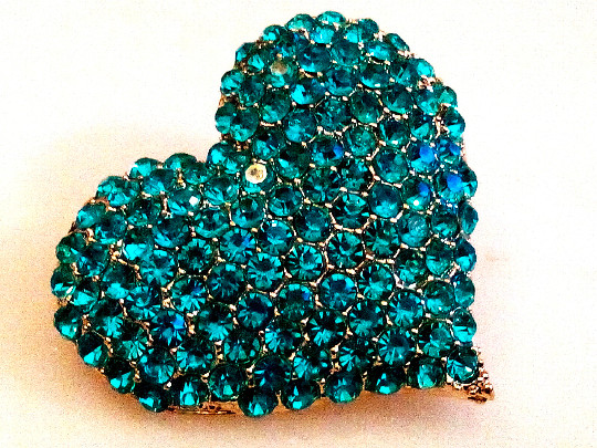 VALENTINE’S HEART BROOCH!Sparking Faceted Blue Crystal Pin.Yellow Gold Tone Set.