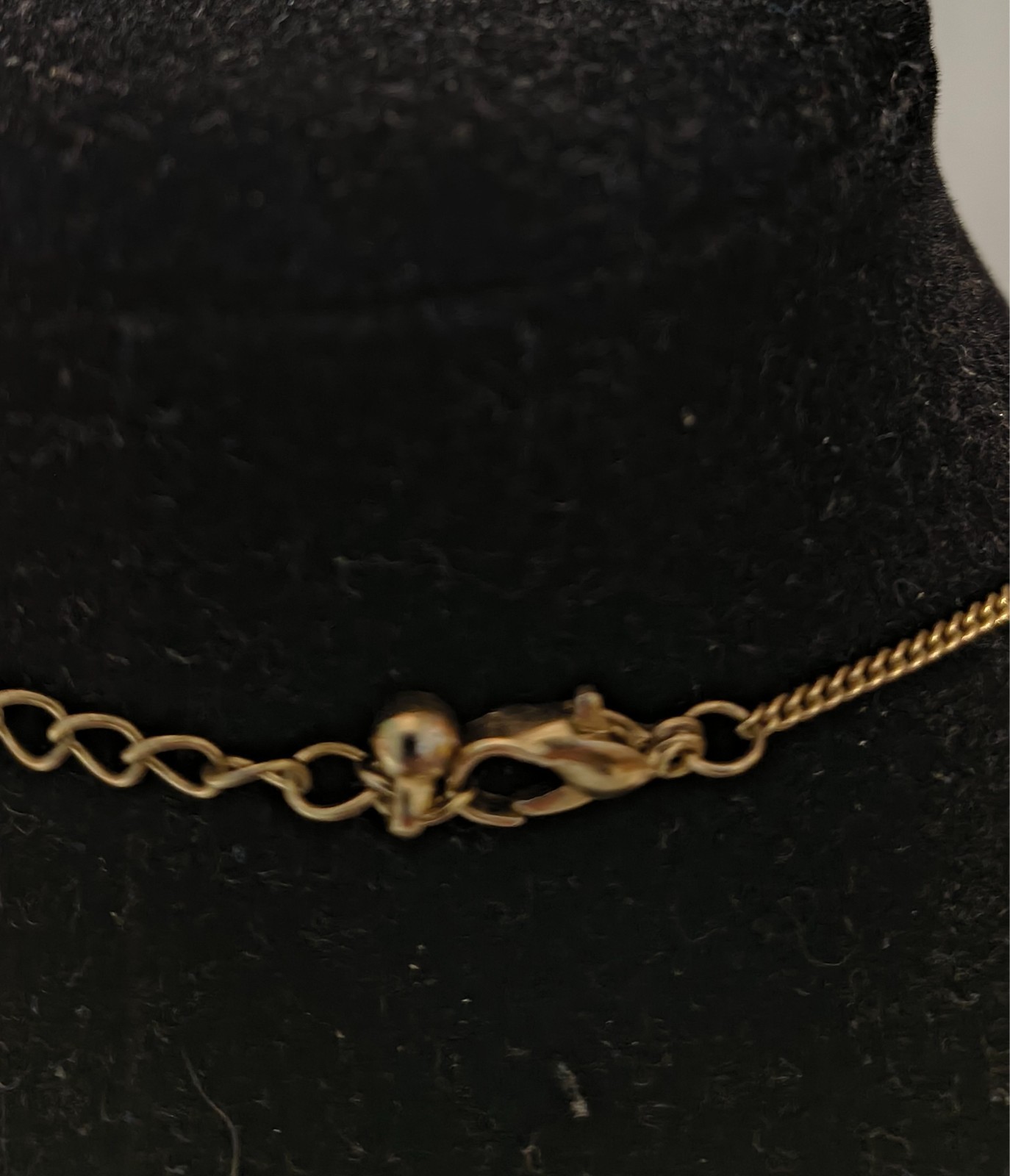Vintage Gold Tone Photo Locket Necklace heart Pendant Floral Design