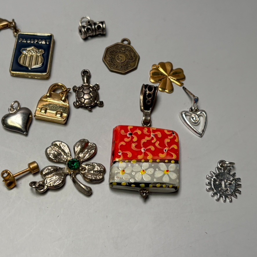 VINTAGE ESTATE JEWELRY LOT of 16 Pendants Charms Dangles