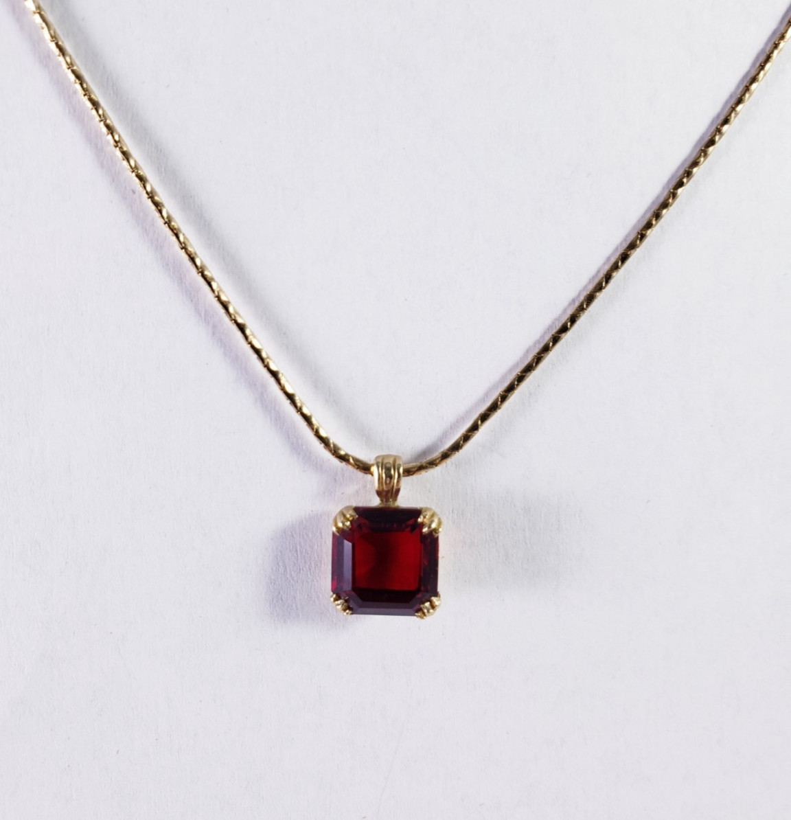 Vintage Avon Gold Tone Ruby Red Square Faceted Glass Stone Pendant Necklace